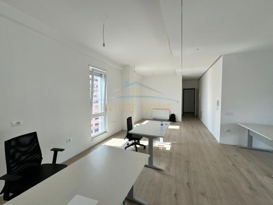 Tirane, jepet me qera ambjent biznesi Kati 9, 136 m² 1.400 € 