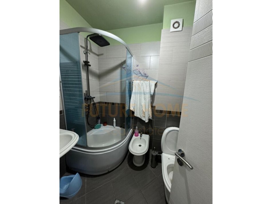 Tirane, shes apartament 3+1 Kati 2, 168 m² 185.000 € (dajtit)