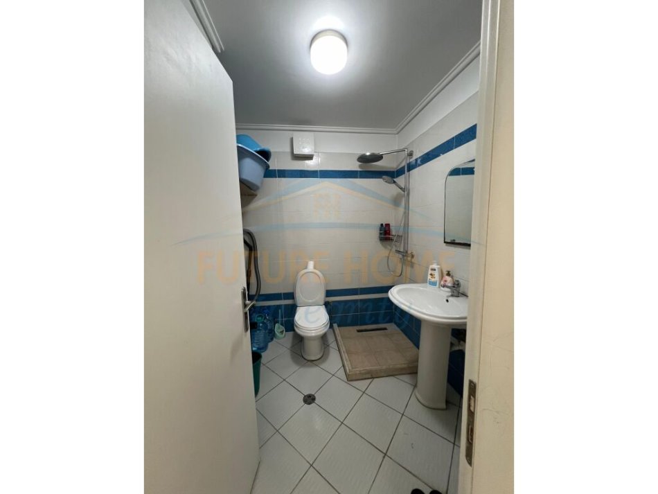 Tirane, jepet me qera apartament 1+1+Aneks+Ballkon Kati 3, 73 m² 135.000 € (Rruga Bill Klinton)