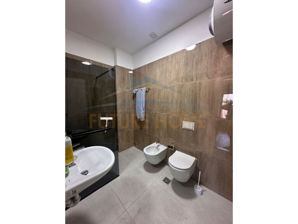 Tirane, jepet me qera apartament 2+1 Kati 15, 110 m² 1.100 € (Rruga e Kavajes)