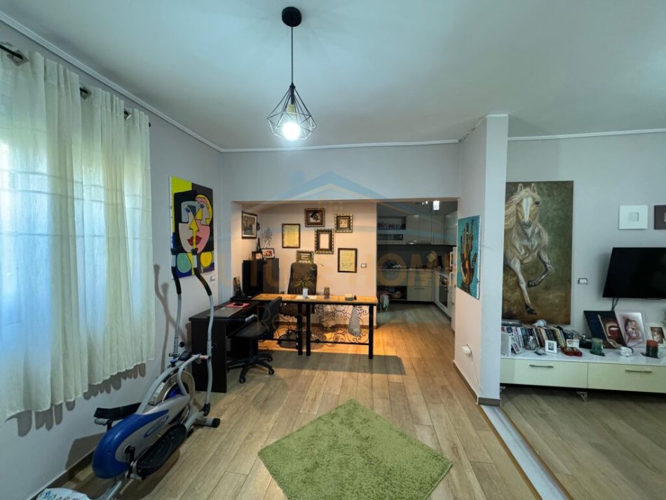 Durres, shitet apartament 2+1 Kati 1, 136 m² 130.000 € (prane kopshtit &quot;Ivina&quot;, Durres)