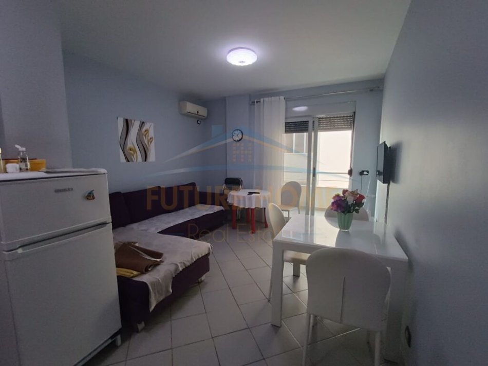 Durres, jepet me qera apartament 1+1+Ballkon Kati 3, 70 m² 350 € (Hotel Palace)