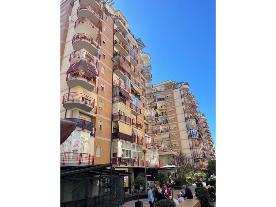 Tirane, jepet me qera apartament 3+1+Depo+ Verande, Kati 2, 170 m² 850 € (Don Bosko)