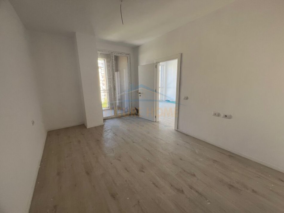 Tirane, shitet apartament 1+1+Ballkon Kati 5, 73 m² 124.100 € (Fusha e Aviacionit)