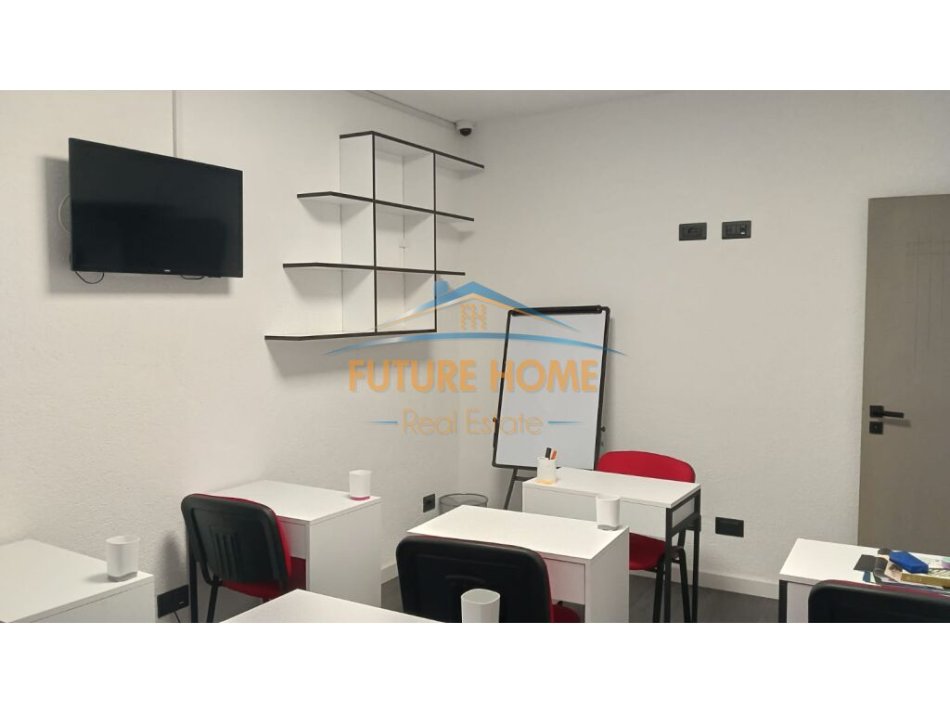 Tirane, jepet me qera apartament 2+1+Aneks+Ballkon Kati 0, 93 m² 800 € (21 Dhjetori)