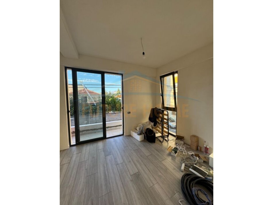 Tirane, jepet me qera ambjent biznesi Kati 1, 100 m² 700 € (Allias)