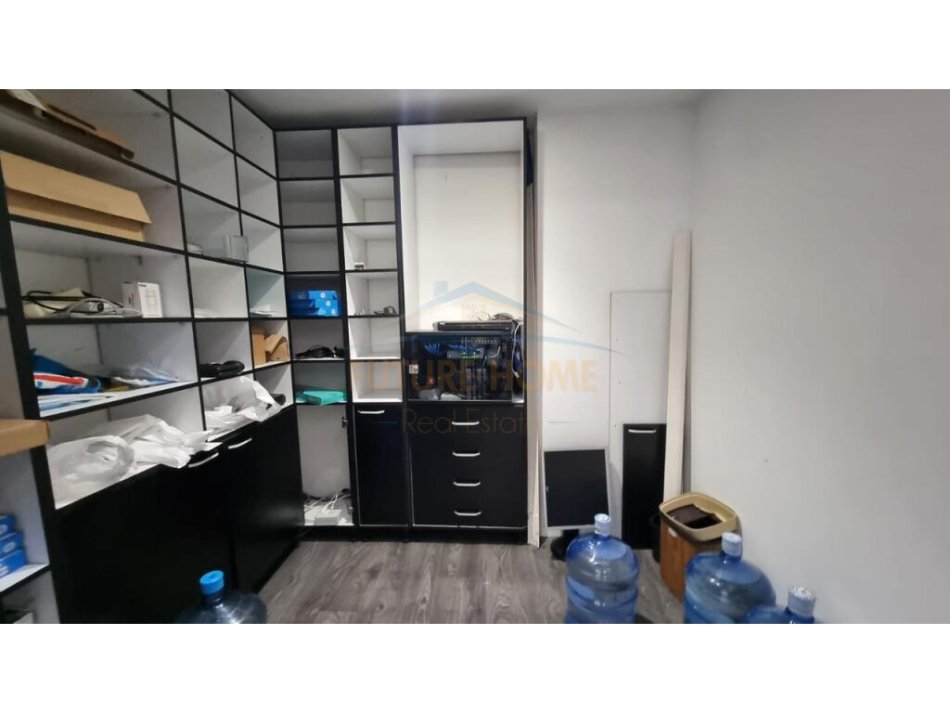 Tirane, jepet me qera zyre Kati 6, 124 m² 1.900 € (KOMUNA E PARISIT)