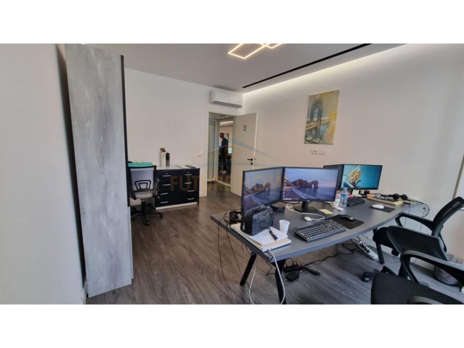 Tirane, jepet me qera ambjent biznesi Kati 6, 124 m² 1.900 € (Komuna e Parisit)