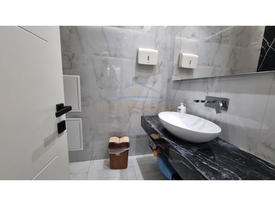 Tirane, jepet me qera zyre Kati 6, 124 m² 1.900 € (KOMUNA E PARISIT)