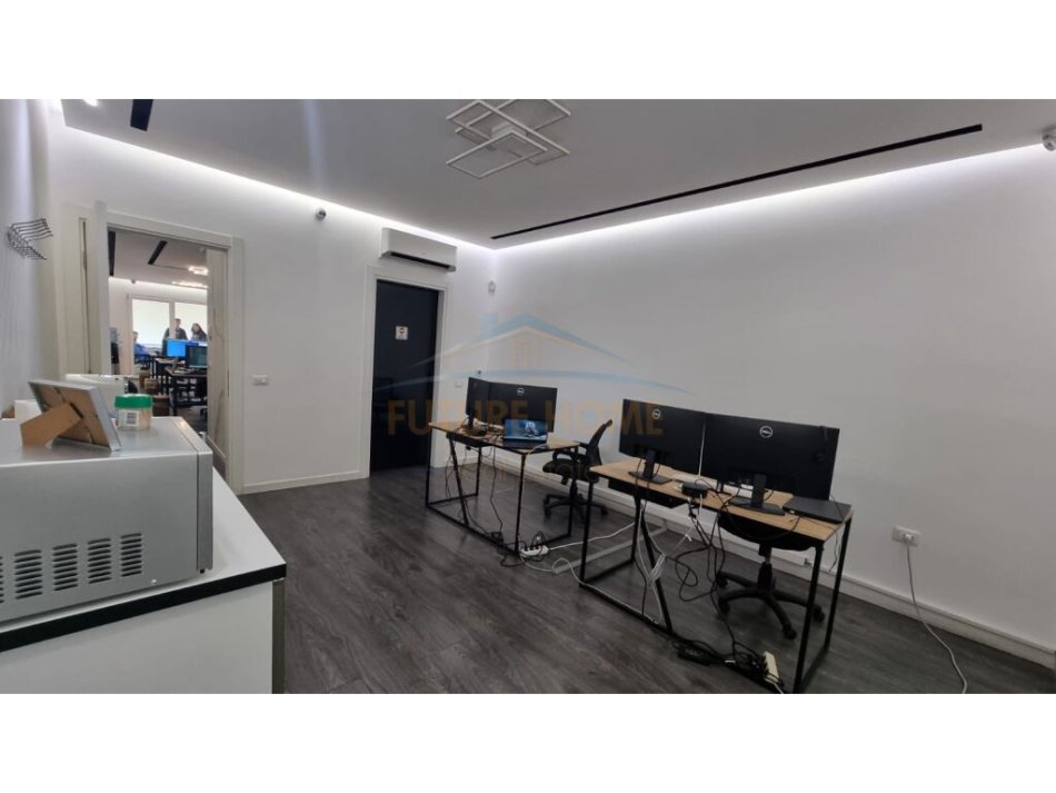Tirane, jepet me qera zyre Kati 6, 124 m² 1.900 € (KOMUNA E PARISIT)