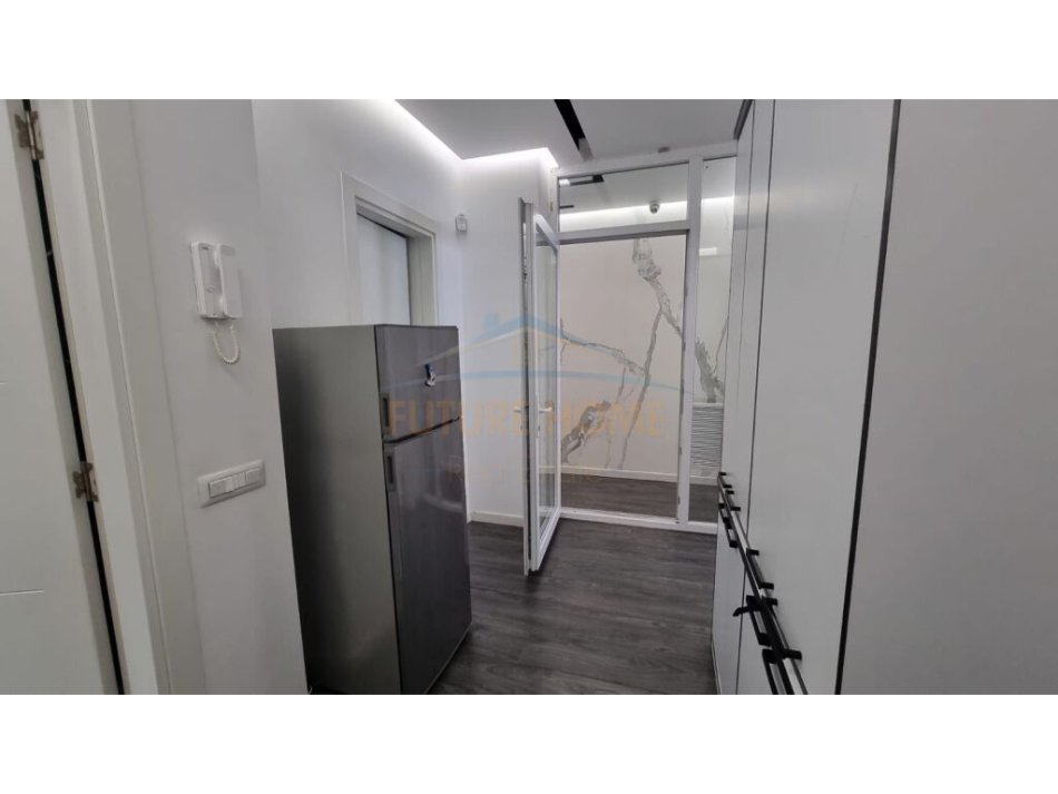 Tirane, jepet me qera zyre Kati 6, 124 m² 1.900 € (KOMUNA E PARISIT)
