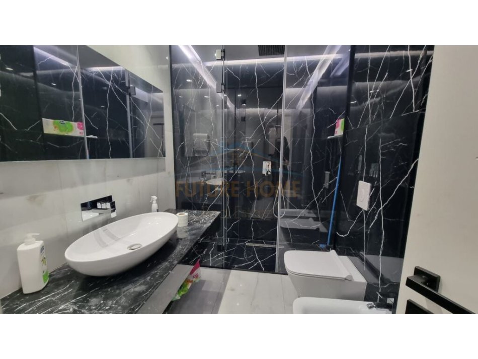 Tirane, jepet me qera zyre Kati 6, 124 m² 1.900 € (KOMUNA E PARISIT)
