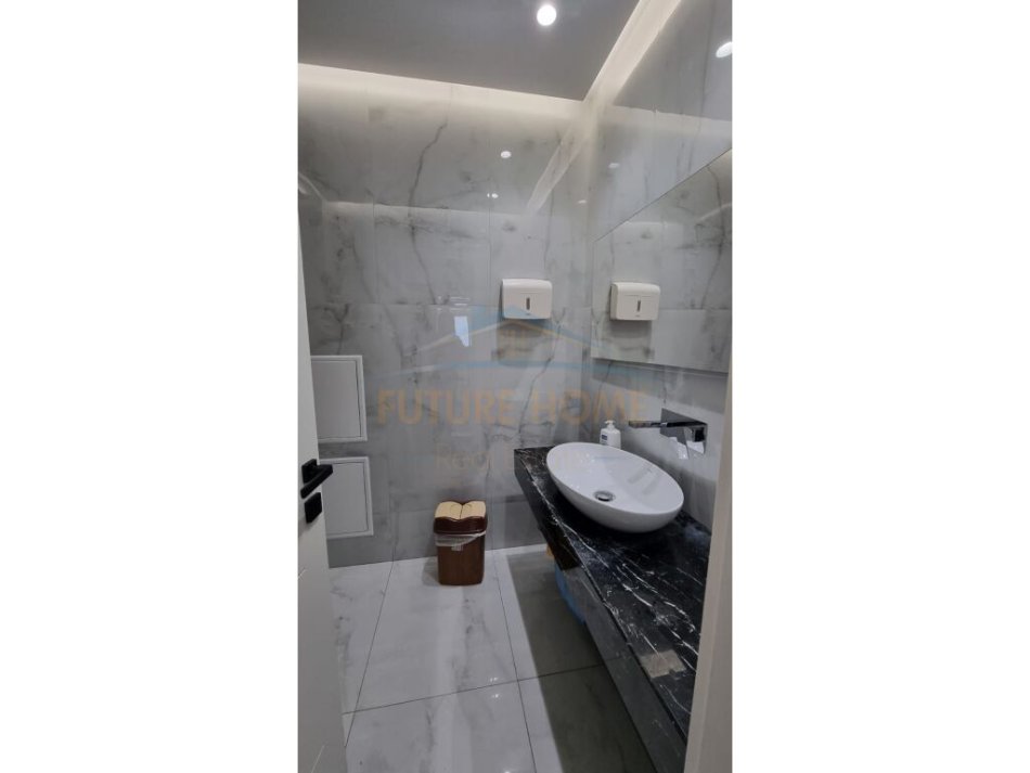 Tirane, jepet me qera zyre Kati 6, 124 m² 1.900 € (KOMUNA E PARISIT)