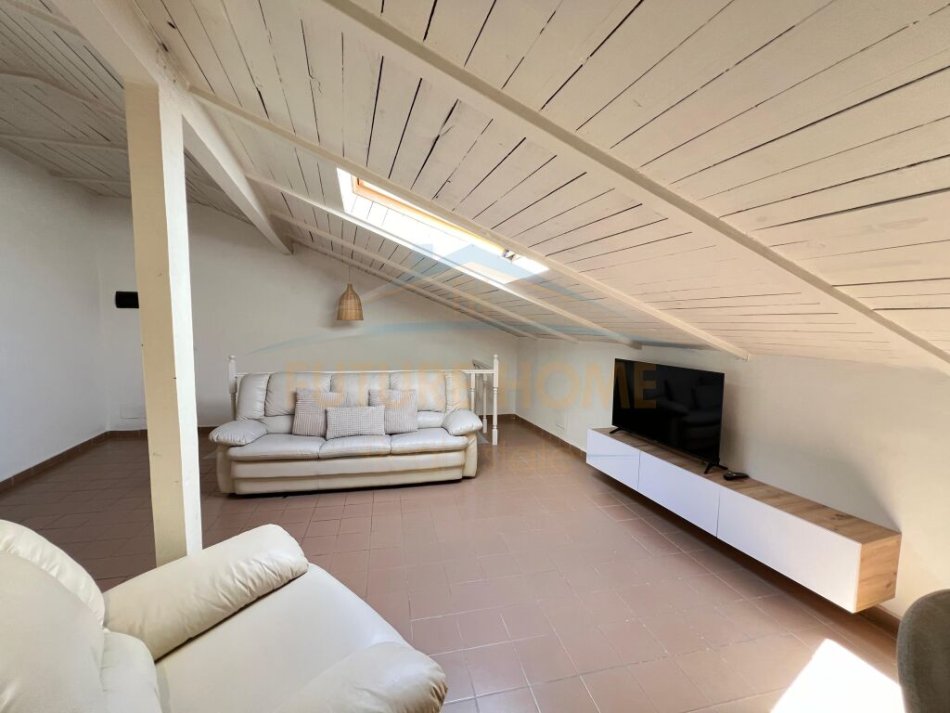Durres, shitet apartament duplex 3+1 , 183 m² (Bulevardi Kryesor, Durres)