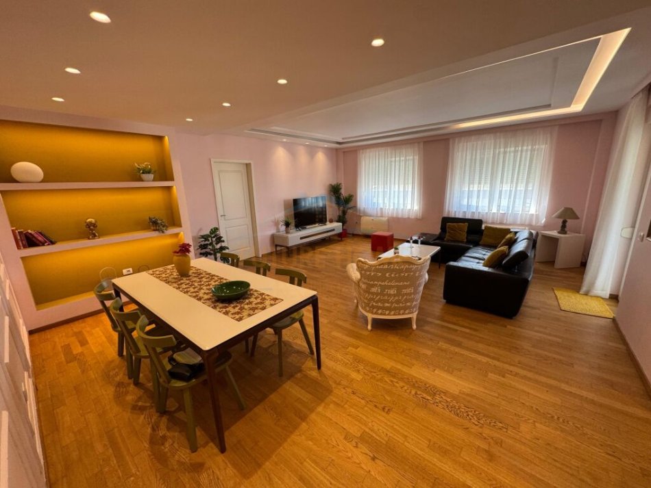 Tirane, jepet me qera apartament 3+1+Ballkon Kati 3, 186 m² 1.400 € (Rezidenca Touch of The Sun)