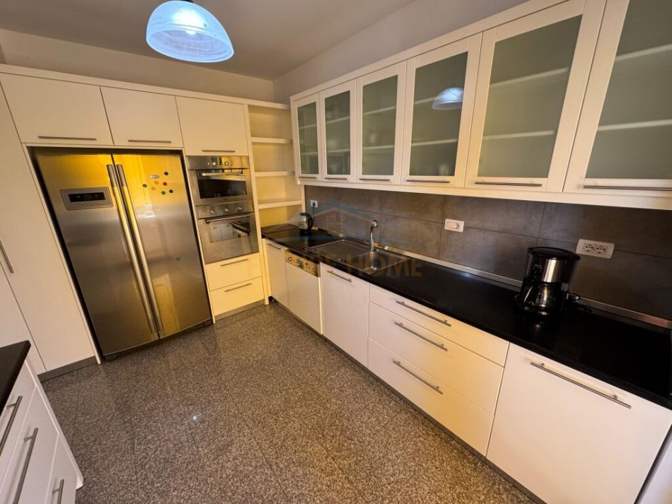 Tirane, jepet me qera apartament 3+1+Ballkon Kati 3, 186 m² 1.400 € (Rezidenca Touch of The Sun)