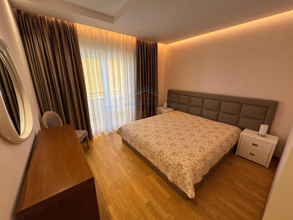 Tirane, jepet me qera apartament 3+1+Ballkon Kati 3, 186 m² 1.400 € (Rezidenca Touch of The Sun)
