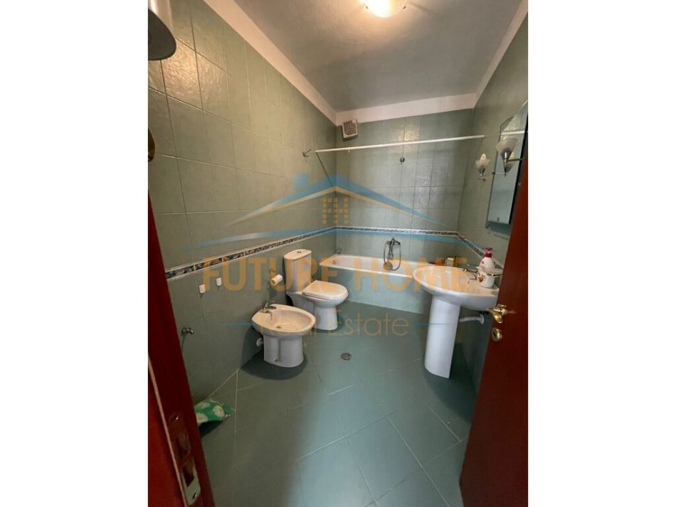Tirane, jepet me qera apartament 3+1+Ballkon Kati 5, 142 m² 1.600 € 