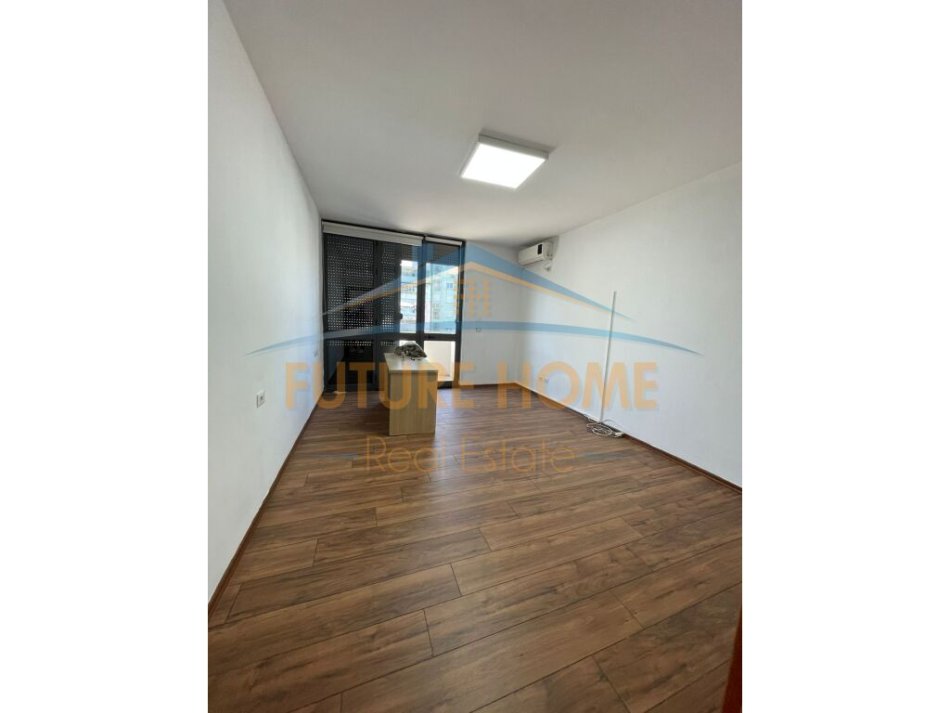 Tirane, jepet me qera apartament 3+1+Ballkon Kati 5, 142 m² 1.600 € 