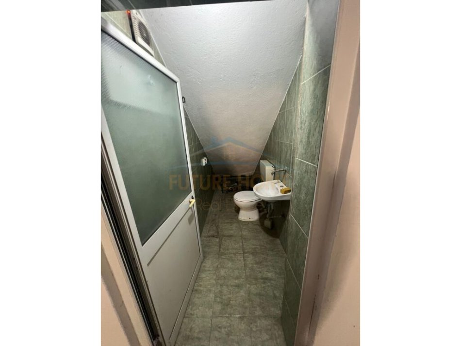 Tirane, jepet me qera dyqan Kati 0, 80 m² 500 € (prane Gjimnazit &quot;Petro Nini Luarasi&quot;)