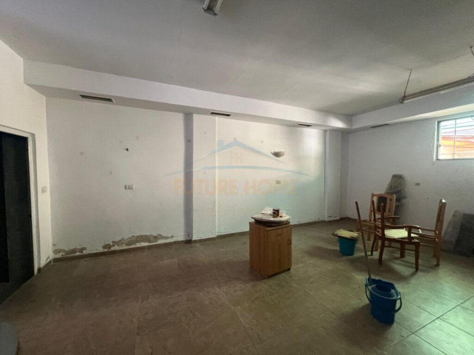 Tirane, jepet me qera dyqan Kati 0, 80 m² 500 € (prane Gjimnazit &quot;Petro Nini Luarasi&quot;)
