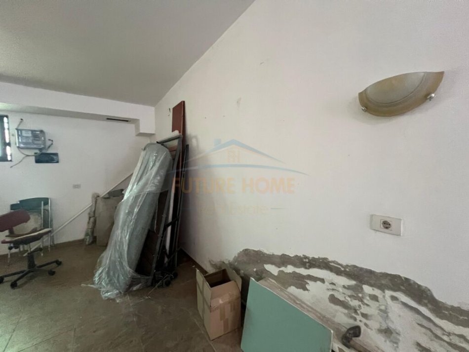 Tirane, jepet me qera dyqan Kati 0, 80 m² 500 € (prane Gjimnazit &quot;Petro Nini Luarasi&quot;)