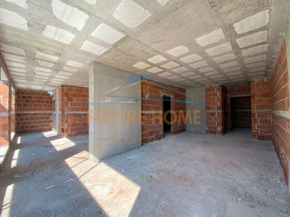 Tirane, shes apartament 2+1+Ballkon Kati 6, 141 m² 295.680 € (Komuna e Parisit)