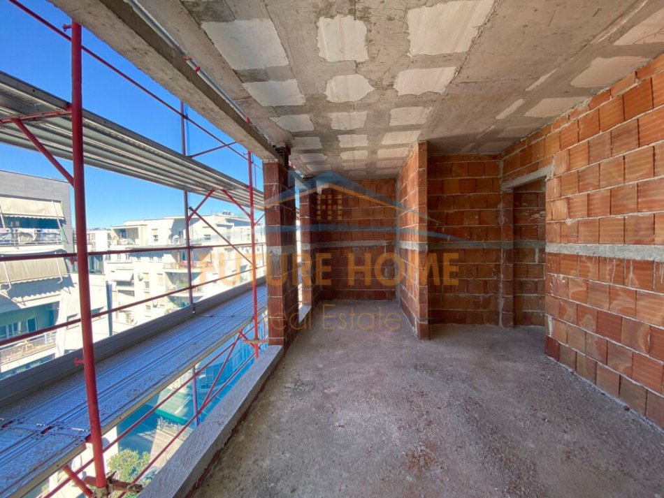 Tirane, shes apartament 2+1+Ballkon Kati 6, 141 m² 295.680 € (Komuna e Parisit)