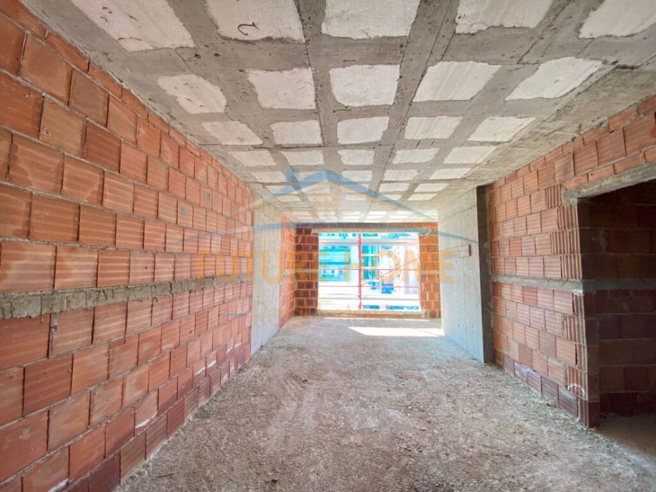 Tirane, shes apartament 2+1+Ballkon Kati 6, 141 m² 295.680 € (Komuna e Parisit)