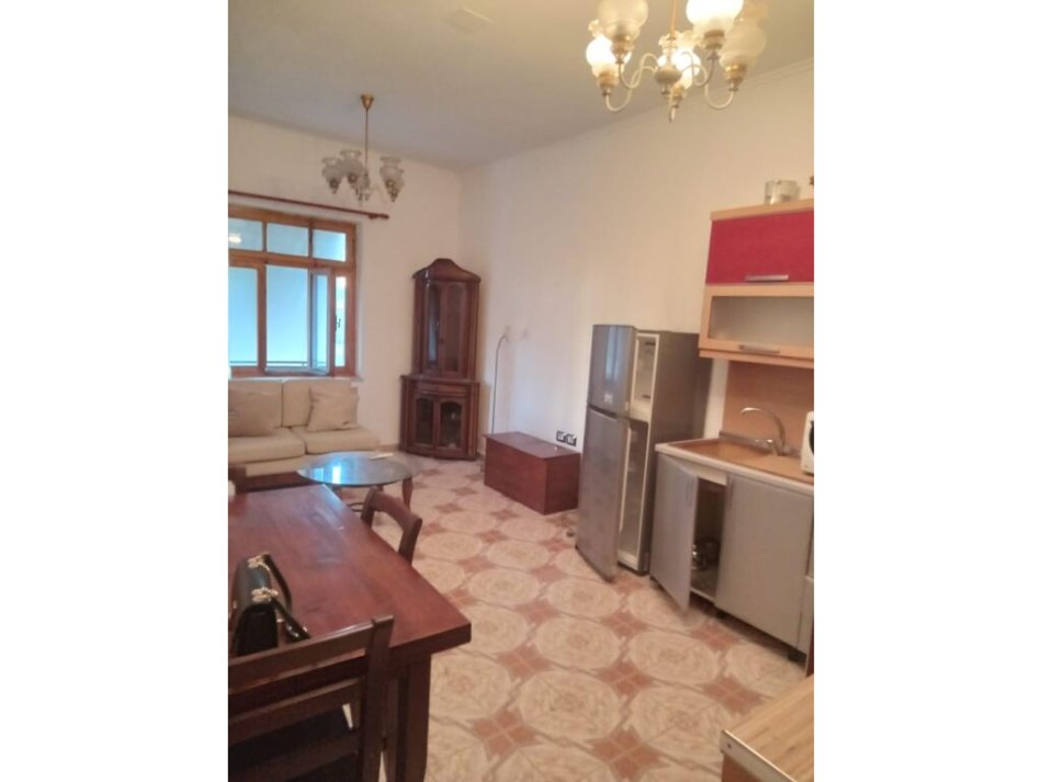 Tirane, jepet me qera apartament 2+1 Kati 5, 100 m² 600 € (libri universitar)