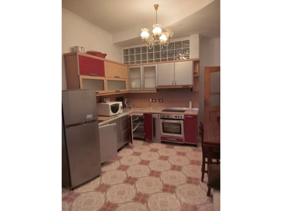 Tirane, jepet me qera apartament 2+1 Kati 5, 100 m² 600 € (libri universitar)