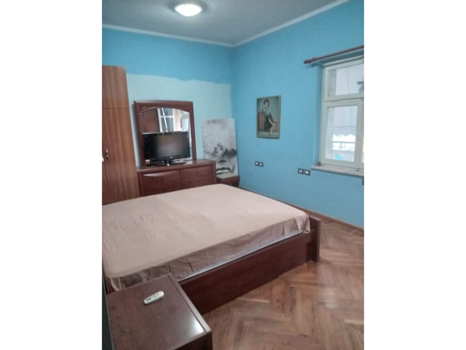 Tirane, jepet me qera apartament 2+1 Kati 5, 100 m² 600 € (libri universitar)