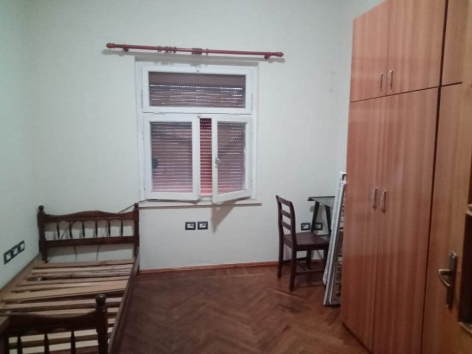 Tirane, jepet me qera apartament 2+1 Kati 5, 100 m² 600 € (libri universitar)