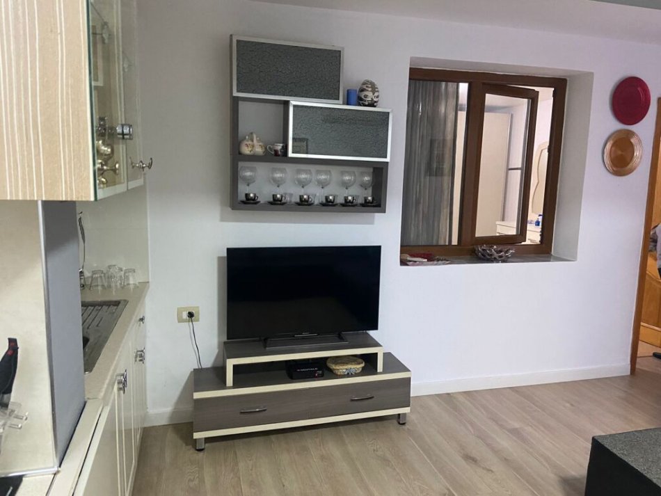 Tirane, jepet me qera shtepi 2+1 Kati 1, 100 m² 500 € (KOMISARIATI NR I TIRANE)