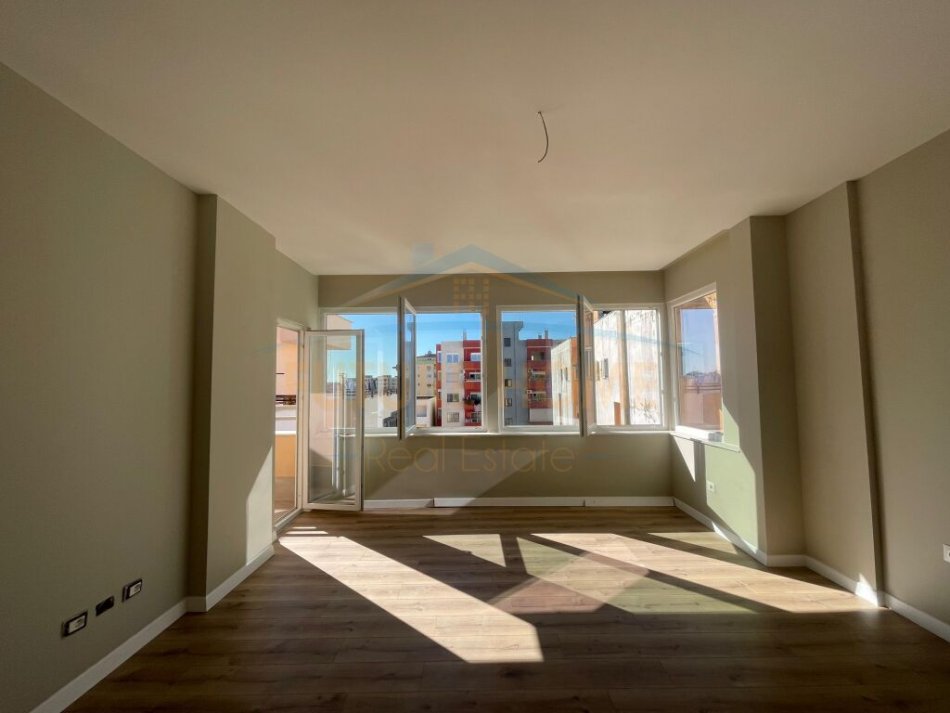 Durres, shitet apartament 1+1+Ballkon Kati 9, 51 m² 75.000 € (durres)