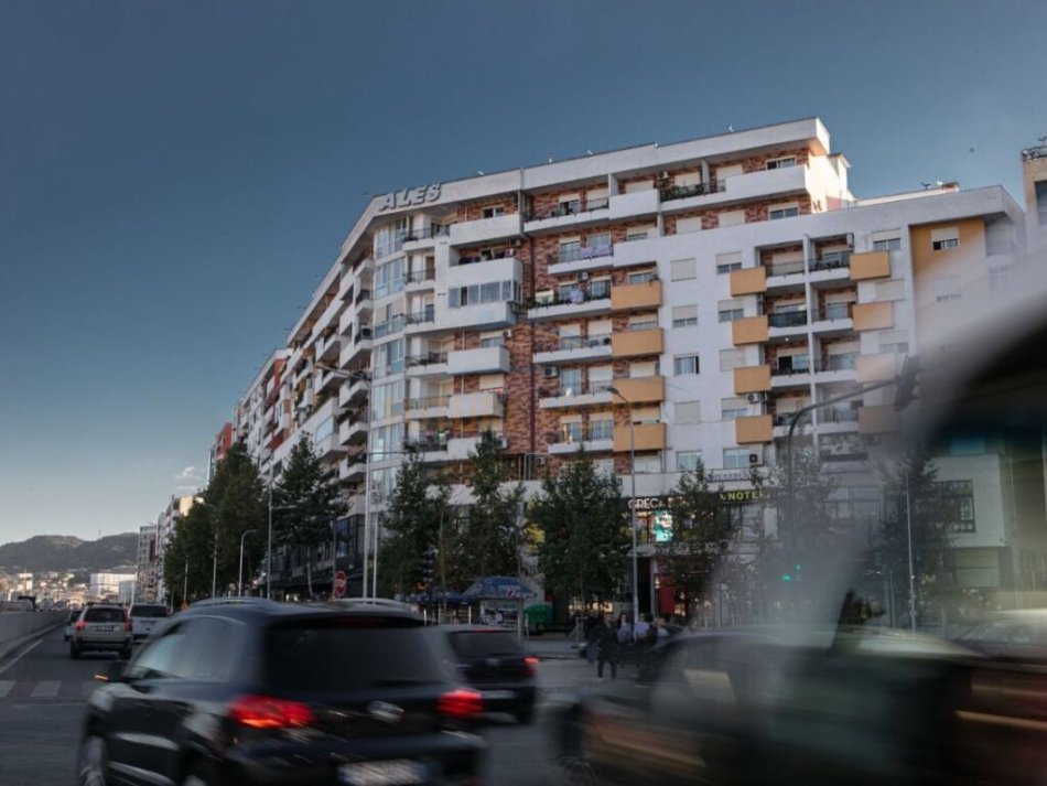 Tirane, shitet apartament Kati 3, 71 m² 105.000 € , Unaza e Re.