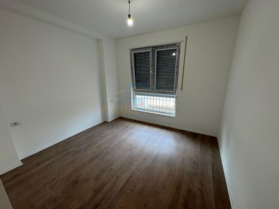 Tirane, jepet me qera apartament 2+1+Ballkon Kati 5, 92 m² 700 € (Myslym Shyri)