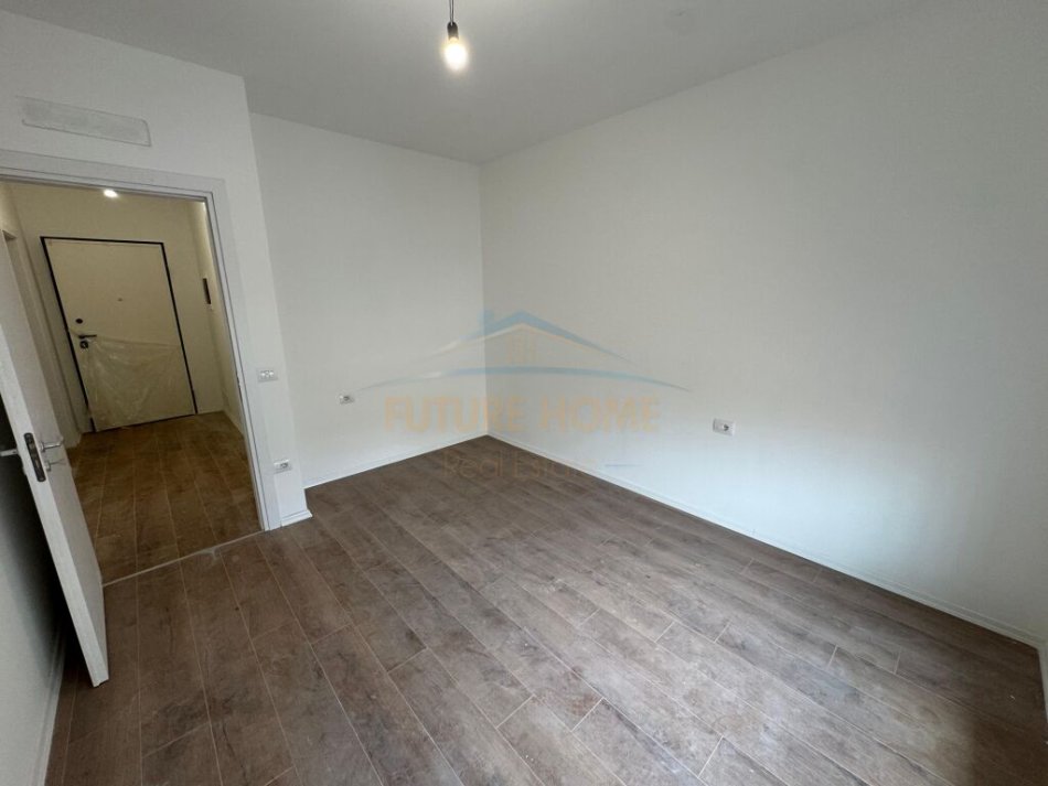 Tirane, jepet me qera apartament 2+1+Ballkon Kati 5, 92 m² 700 € (Myslym Shyri)