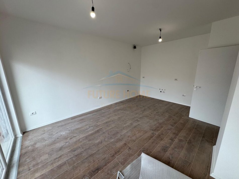 Tirane, jepet me qera apartament 2+1+Ballkon Kati 5, 92 m² 700 € (Myslym Shyri)