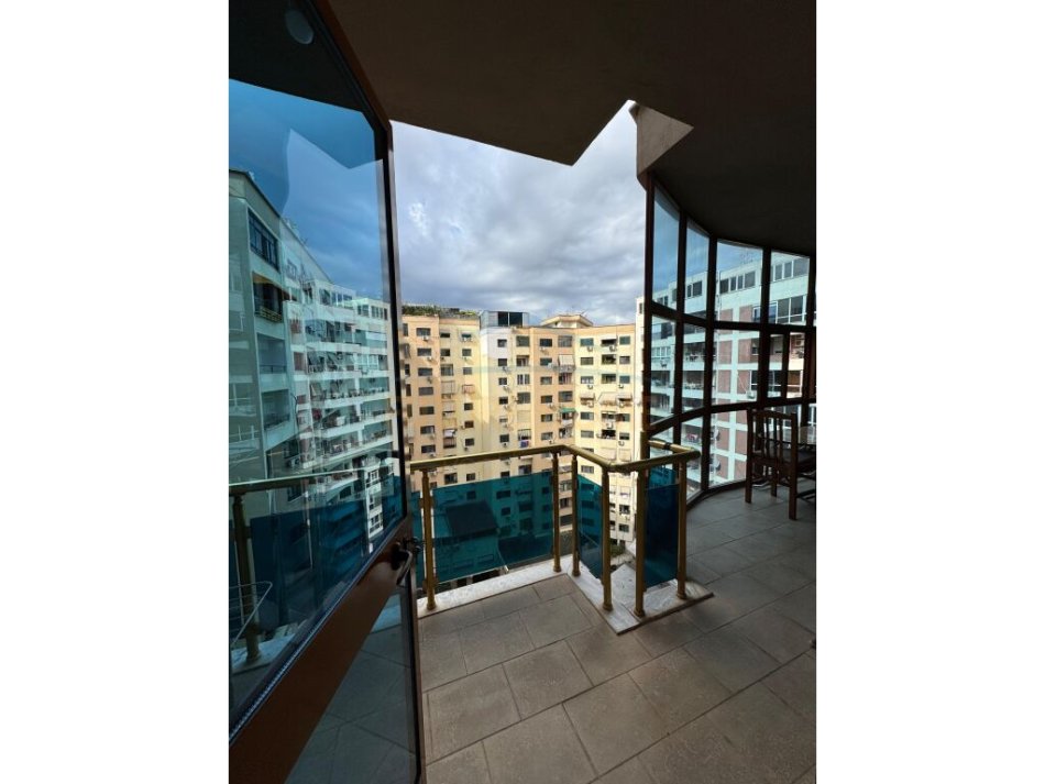 Tirane, qera apartament 2+1+Ballkon+ POST PARKIMI Kati 9, 105 m² (STACIONI I TRENIT)