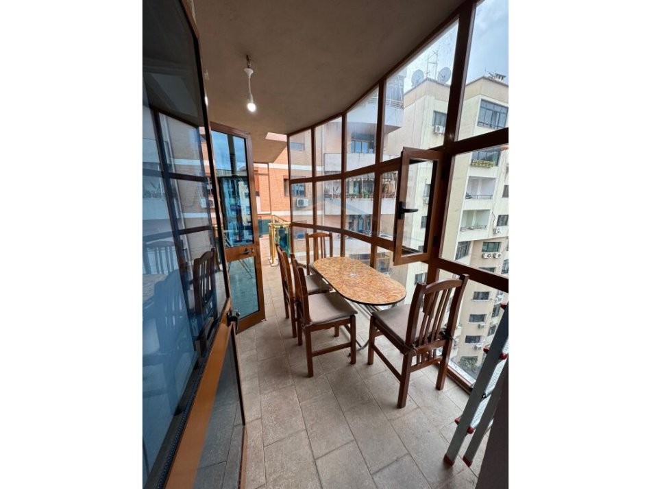 Tirane, qera apartament 2+1+Ballkon+ POST PARKIMI Kati 9, 105 m² (STACIONI I TRENIT)