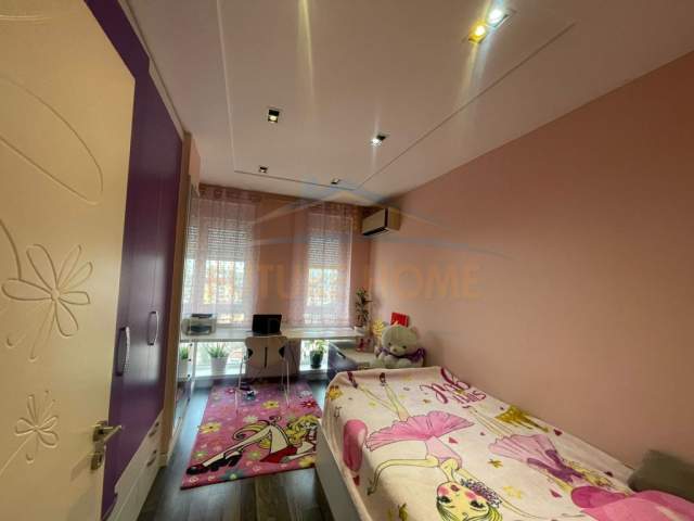 Tirane, jepet me qera 3+1+BLK Kati 8, 125 m² 900 Euro (Kompleksi Kontakt)