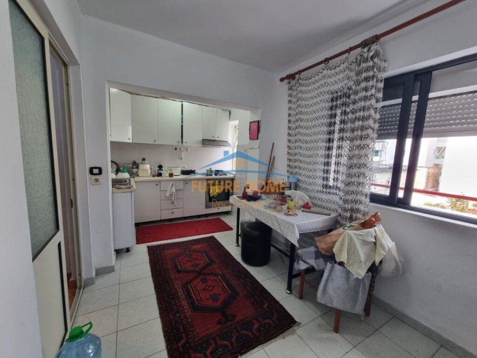 Tirane, shitet apartament 3+1 Kati 3, 103 m² 144.000 € (Sheshi Shtraus)