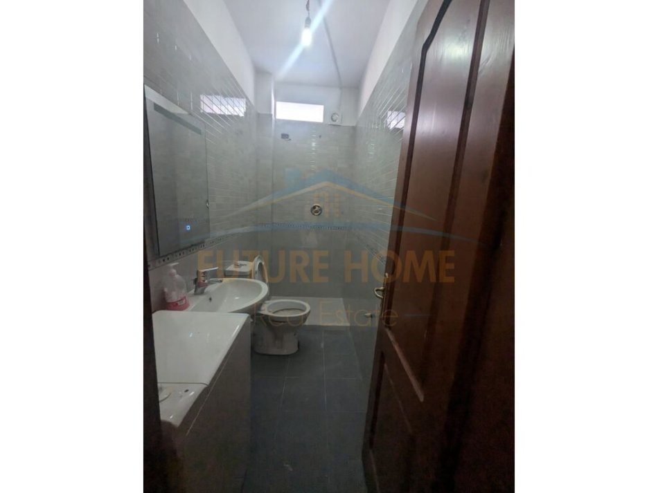 Tirane, jepet me qera apartament 2+1 Kati 1, 107 m² 600 € (RRUGA RIZA CEROVA ,BRRYL)