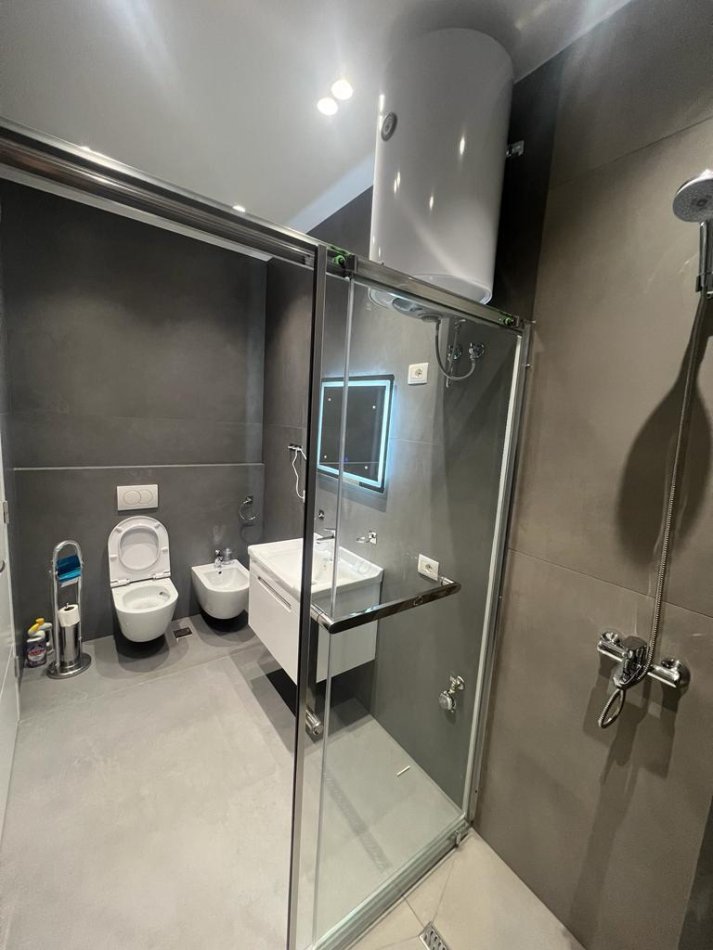 Tirane, jepet me qera apartament 2+1+Ballkon Kati 4, 174 m² 900 € (rruga 5 maji)