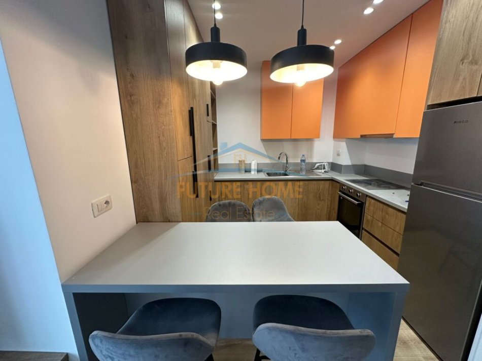 Tirane, jap me qera apartament 1+1 Kati 4, 65 m² 750 € (Rruga e Barikadave)