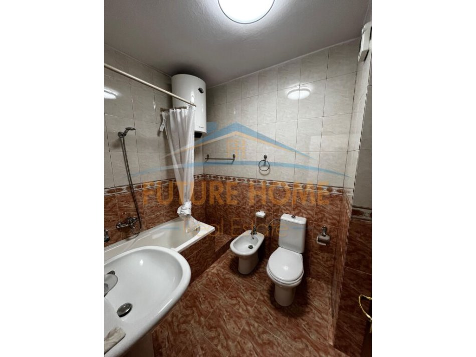 Tirane, jepet me qera apartament 1+1+Ballkon Kati 3, 60 m² 650 € (Komuna e Parisit)