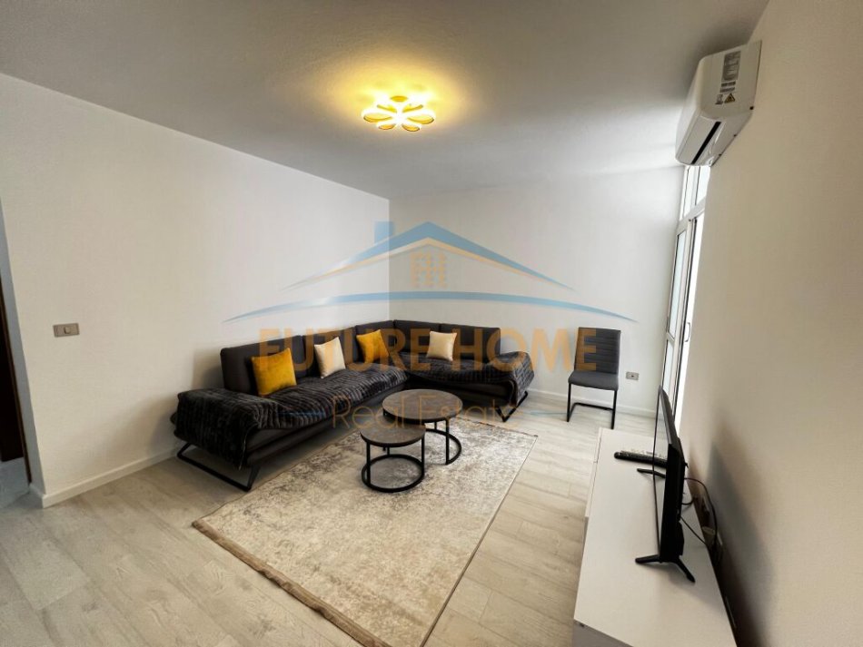 Tirane, jepet me qera apartament 1+1+Ballkon Kati 3, 60 m² 650 € (Komuna e Parisit)
