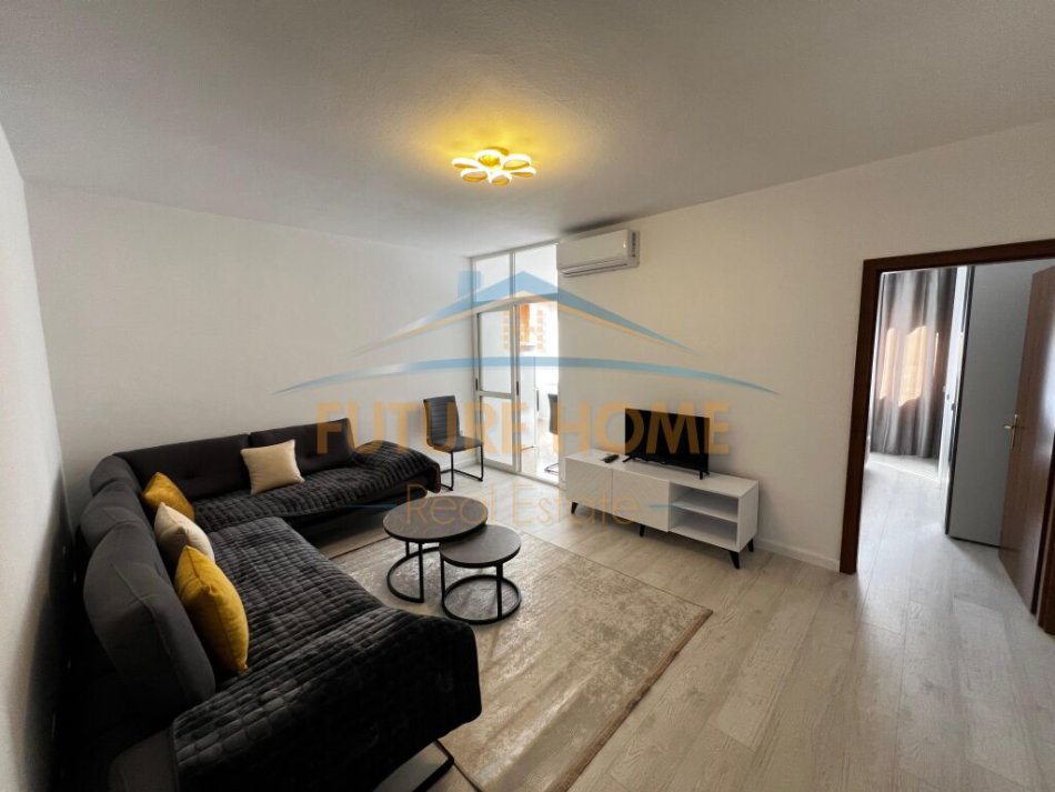 Tirane, jepet me qera apartament 1+1+Ballkon Kati 3, 60 m² 650 € (Komuna e Parisit)