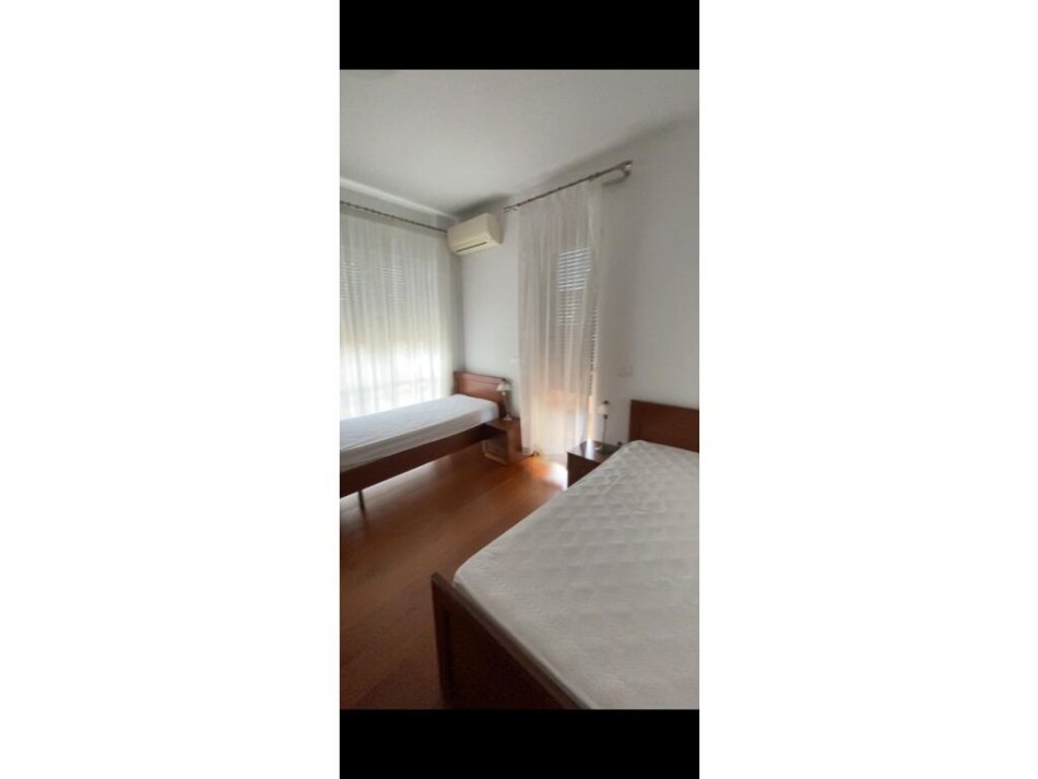 Tirane, jepet me qera apartament 2+1 Kati 6, 160 m² 1.000 € (Rruga e Kavajes)